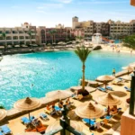 Final tragic pentru un turist in Egipt, muscat de sarpe chiar in timpul unui spectacol la hotel