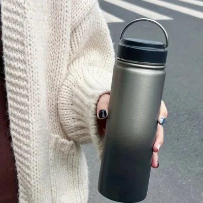 Folosesti sticle reutilizabile sau Stanley cup? Iata cum iti pot afecta digestia daca nu le cureti corect