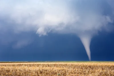 Tornadă neobișnuită lovește Mureșul. Meteorologii avertizează că ne apropiem de sezonul furtunilor de vară