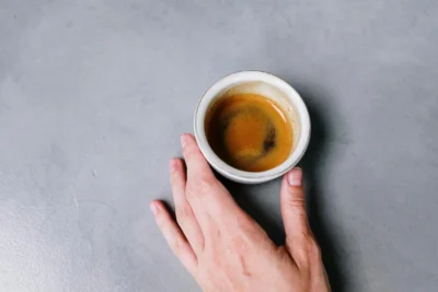 Amaretto, nocciola, mokaccino: când cafeaua aromatizată nu mai e un guilty pleasure, ci un trend european