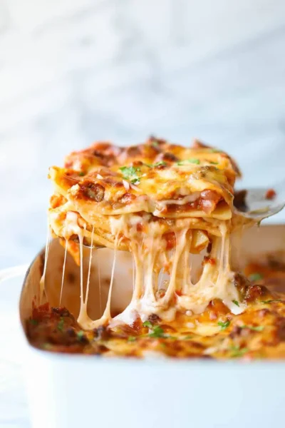 Lasagna ca la restaurant, preparata simplu și rapid acasă