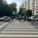 Ambulanță în intervenție, implicată într-un accident violent în București. O persoană a fost rănită