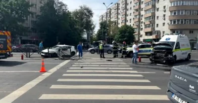 Ambulanță în intervenție, implicată într-un accident violent în București. O persoană a fost rănită