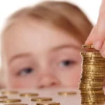 Reforma la alocații: mai multi bani pentru copii, însă legați de frecventa scolara