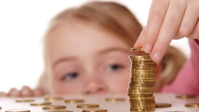 Reforma la alocații: mai multi bani pentru copii, însă legați de frecventa scolara