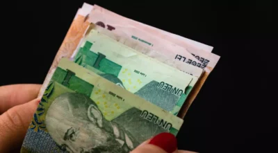 Din 8 mai intra banii pentru copii: alocațiile, indemnizațiile și stimulentul de inserție, plătite pe card