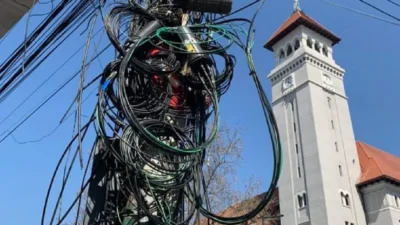Rețelele de cabluri, vizate în Brașov: operatorii trebuie să le elimine sau să le mascheze