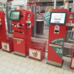 Cozi la casele clasice, self-service aproape gol. De ce oamenii aleg varianta mai lentă