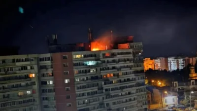 O dronă rusească a lovit un bloc din Galați