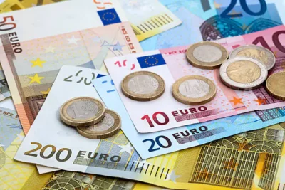 Numerarul, tot mai restricționat în Europa: Grecia interzice plățile cash mari și anunță amenzi duble