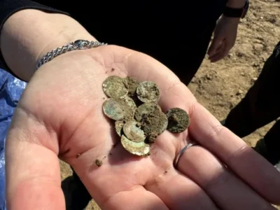 Descoperire spectaculoasă în timpul unei plimbări: tezaur medieval cu peste 2.150 de monede vechi de 900 de ani