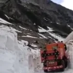 Scene spectaculoase pe Transfăgărășan. Zăpada a ajuns la câțiva metri înălțime
