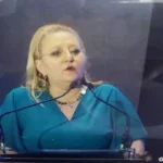 Diana Șoșoacă, la Congresul Național al Partidului S.O.S. România: „România este o fată violată, bătută, tăiată cu cuțitul, arsă cu țigara, incendiată, scuipată, călcată în picioare! Noi nu uităm, noi nu iertăm, noi suntem pedeapsa lor! ”
