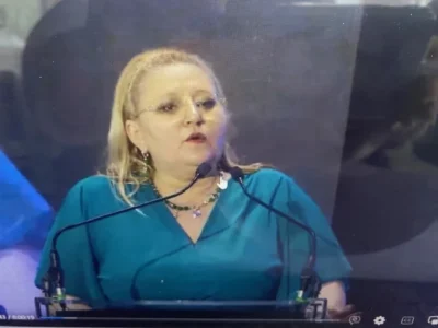 Diana Șoșoacă, la Congresul Național al Partidului S.O.S. România: „România este o fată violată, bătută, tăiată cu cuțitul, arsă cu țigara, incendiată, scuipată, călcată în picioare! Noi nu uităm, noi nu iertăm, noi suntem pedeapsa lor! ”