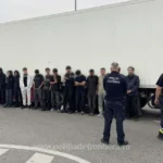 Polițiștii de frontieră au descoperit migranți ascunși într-un TIR cu apă și șervețele, înmatriculat în România