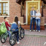 Între apartament aproape de oraș și casă cu spațiu, ce aleg familiile