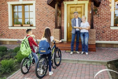 Între apartament aproape de oraș și casă cu spațiu, ce aleg familiile
