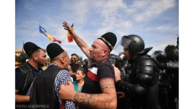 Violențe în Piața Victoriei. Zece jandarmi răniți și 47 de oameni duși la poliție
