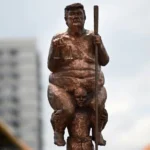 Donald Trump, în pielea goală. O statuie uriașă a fost expusă în Parlamentul European
